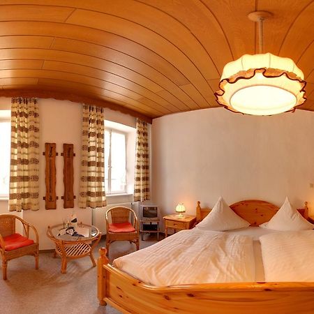 Hotel Weingut Schuetzen Зенхайм Екстериор снимка