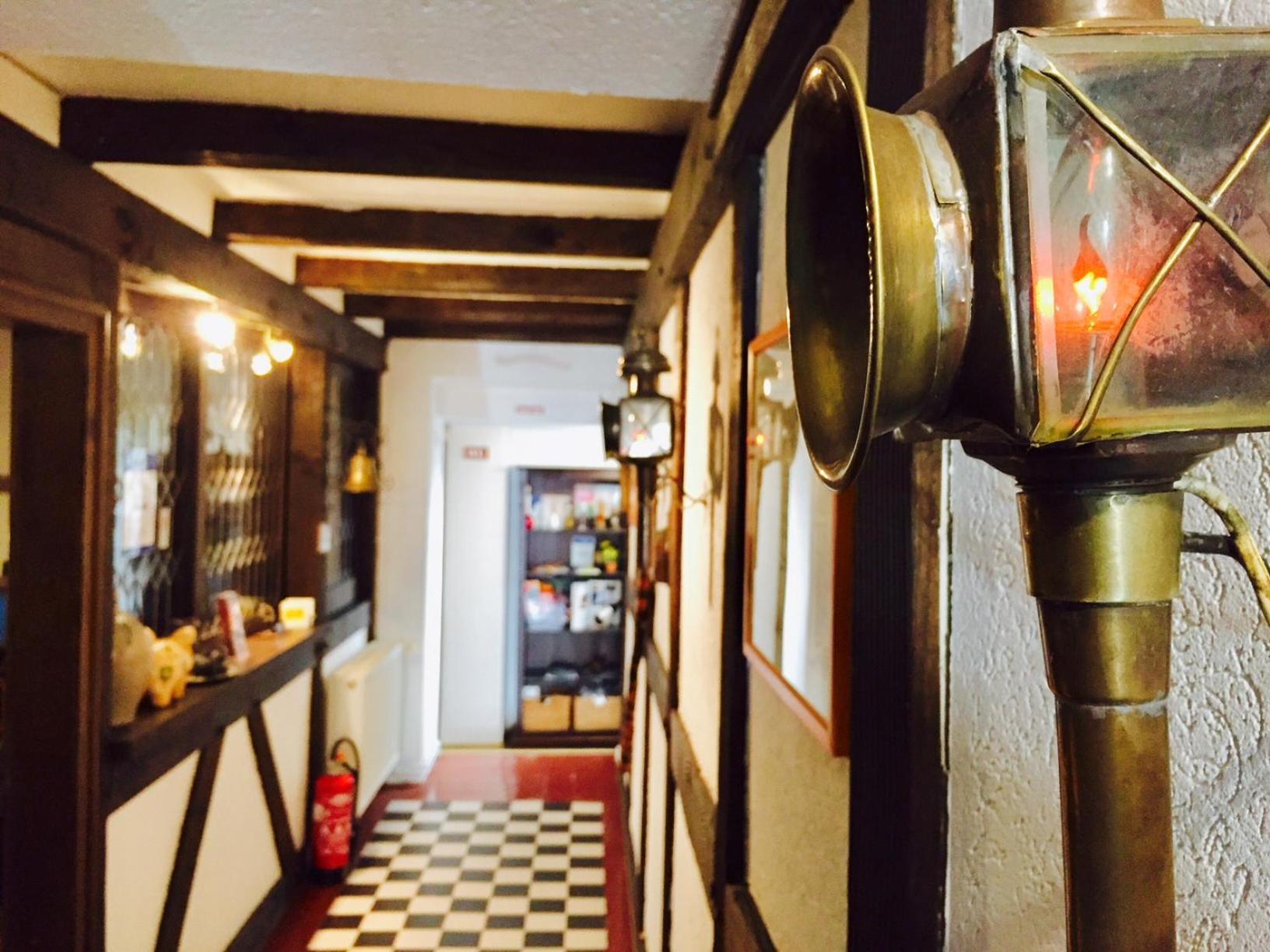 Hotel Weingut Schuetzen Зенхайм Екстериор снимка
