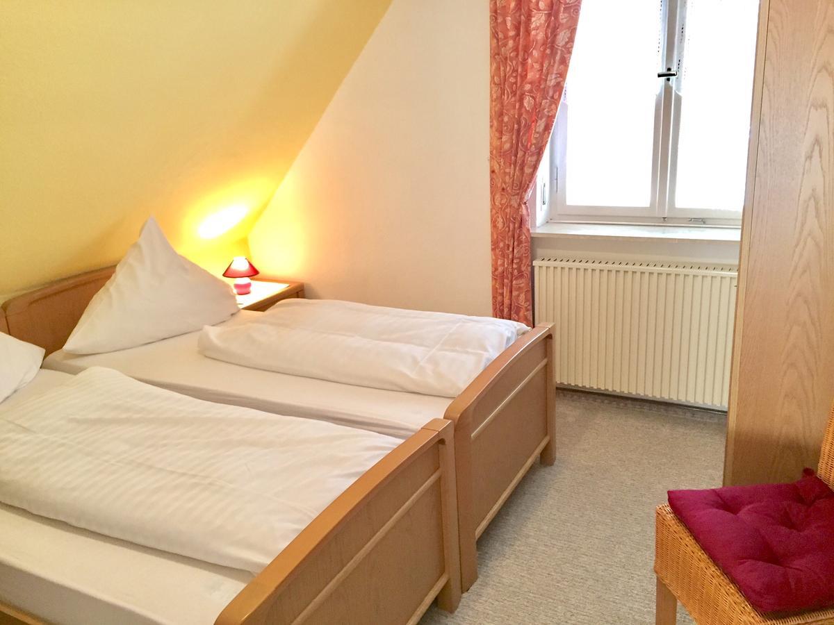 Hotel Weingut Schuetzen Зенхайм Екстериор снимка