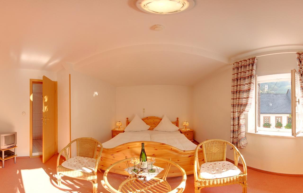 Hotel Weingut Schuetzen Зенхайм Екстериор снимка