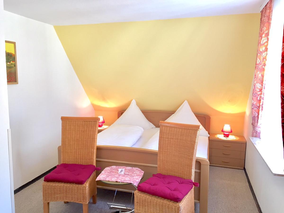 Hotel Weingut Schuetzen Зенхайм Екстериор снимка